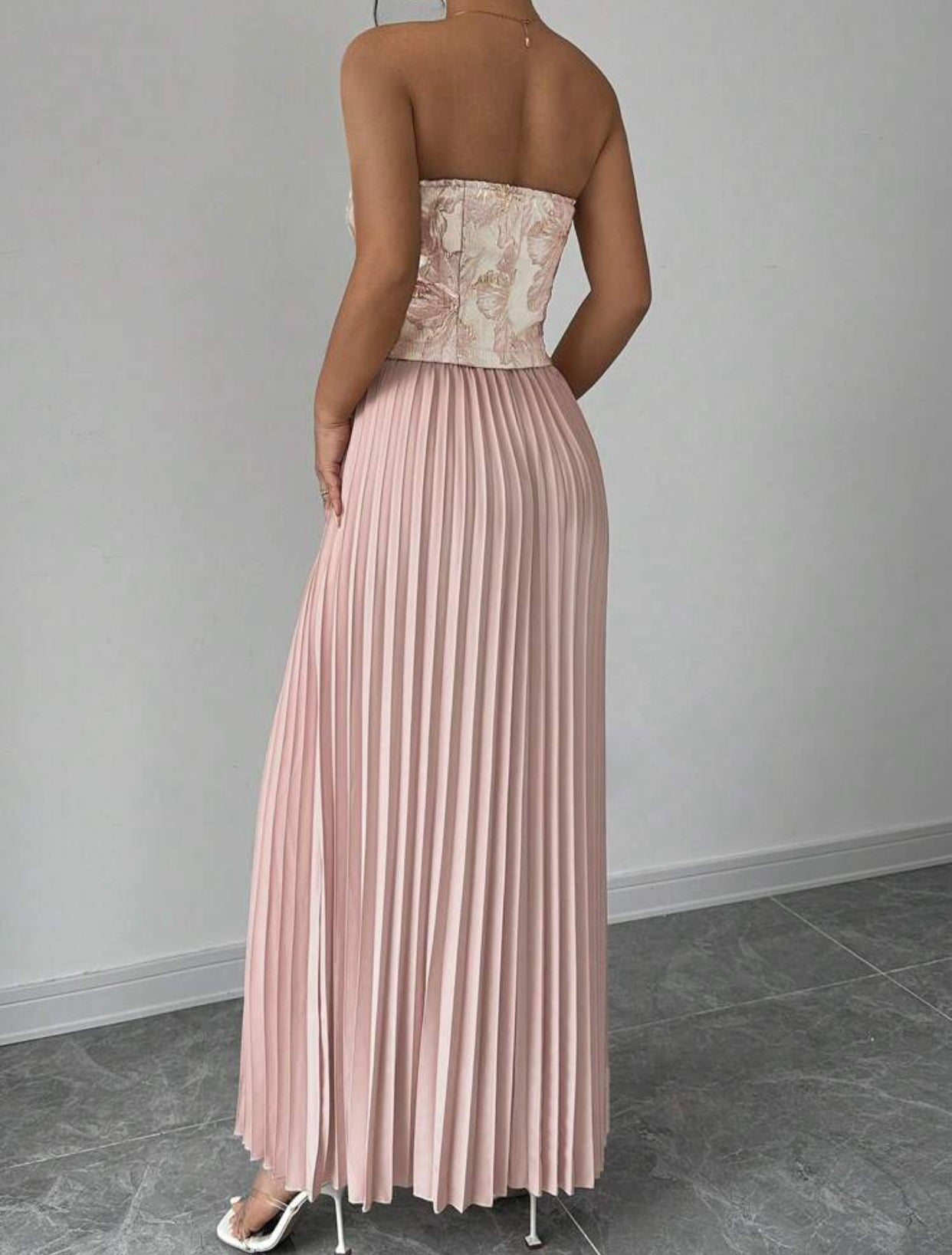 Falda de pliegues con corset