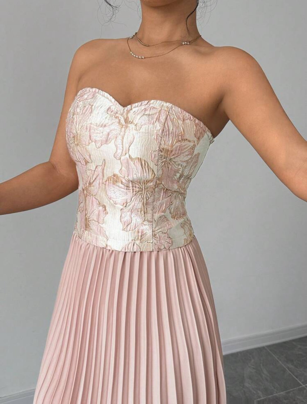 Falda de pliegues con corset