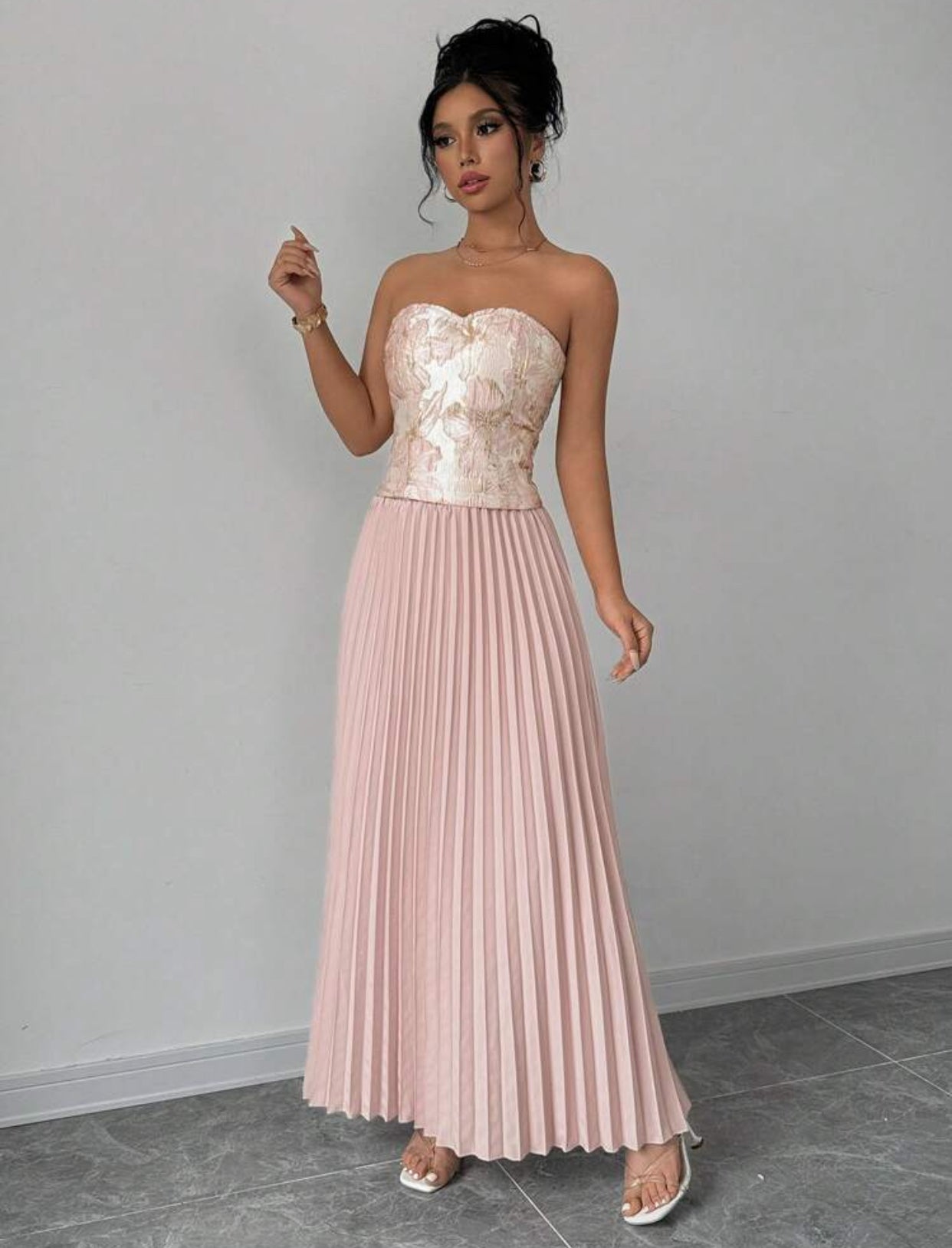 Falda de pliegues con corset