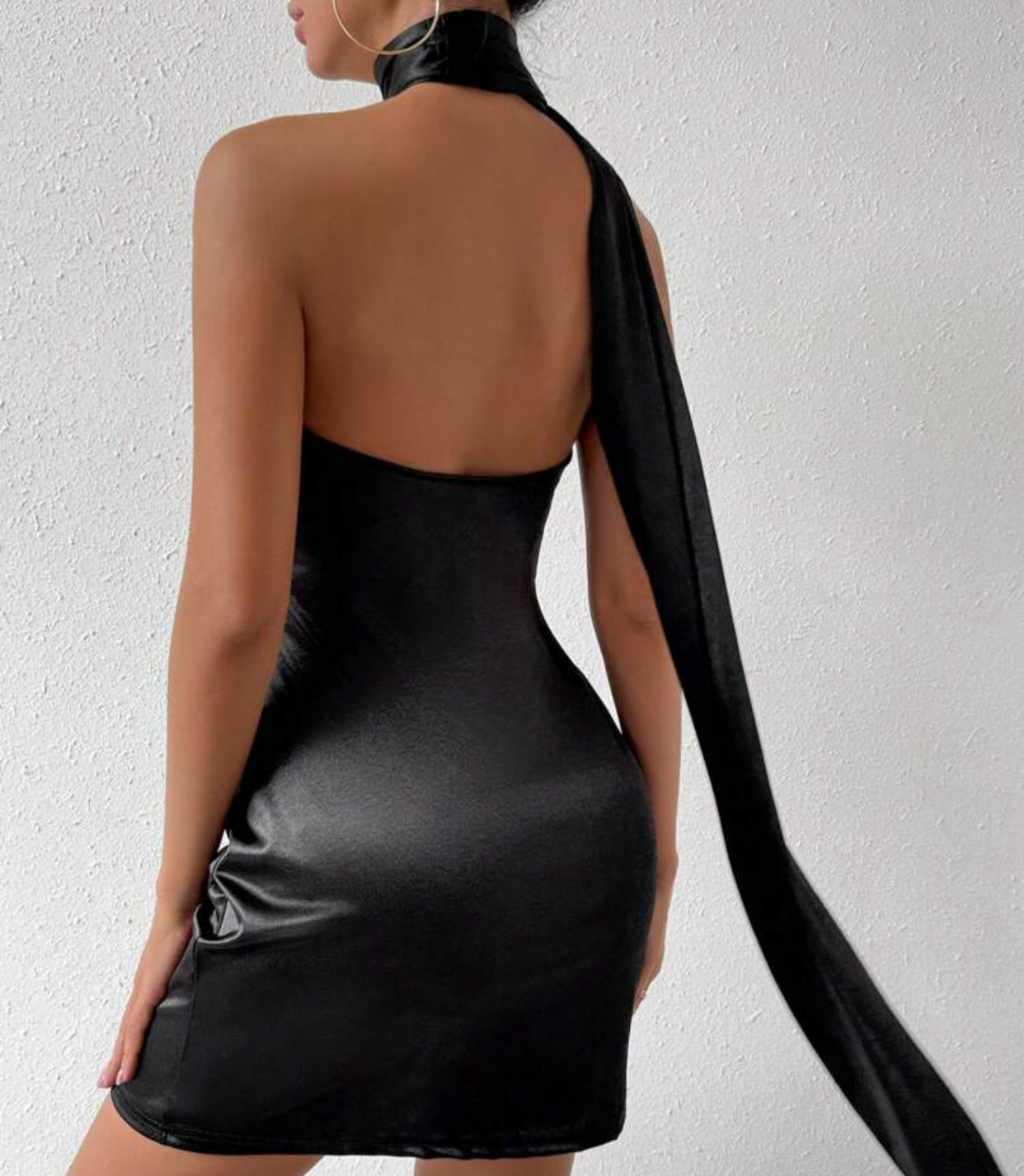 Vestido de satén con cuello elegante